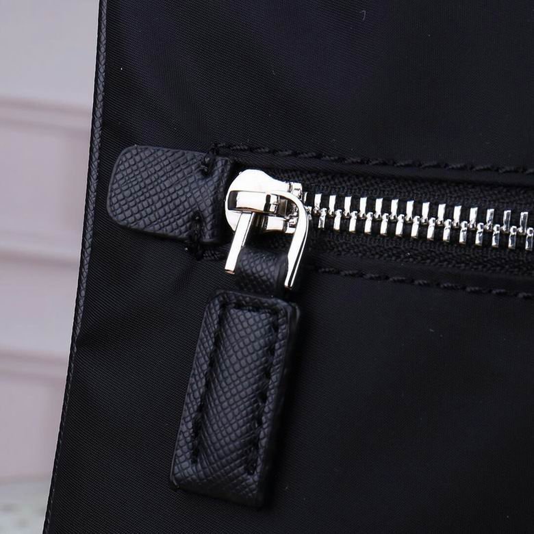 BOLSO MESSENGER PRADA - Imagen 6
