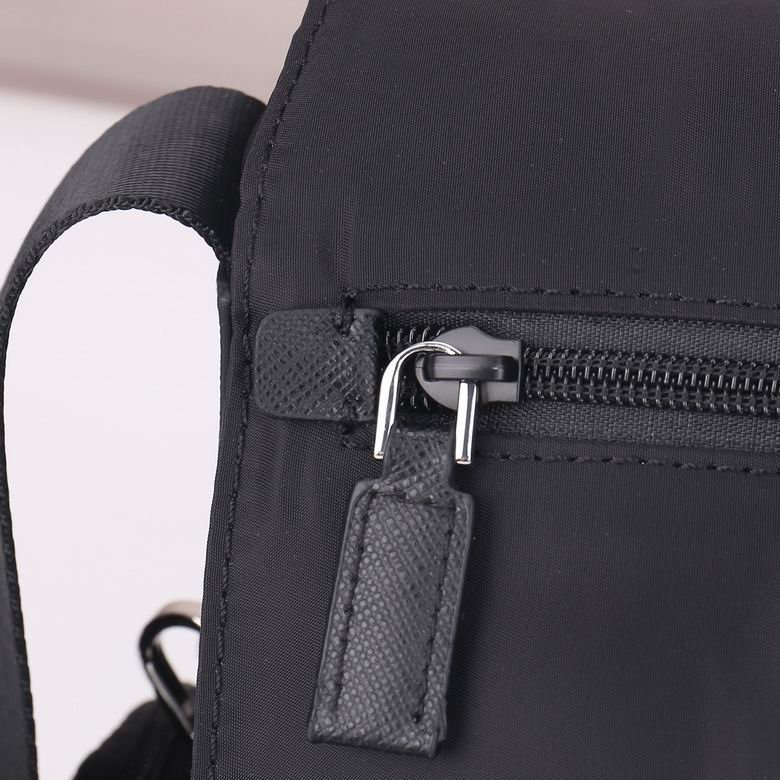 BOLSO MESSENGER PRADA - Imagen 4