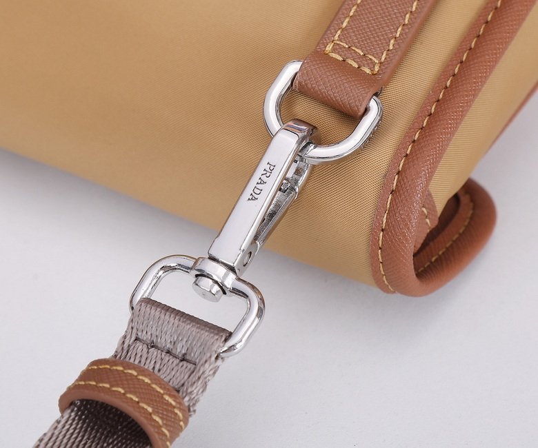BOLSO MESSENGER PRADA - Imagen 5