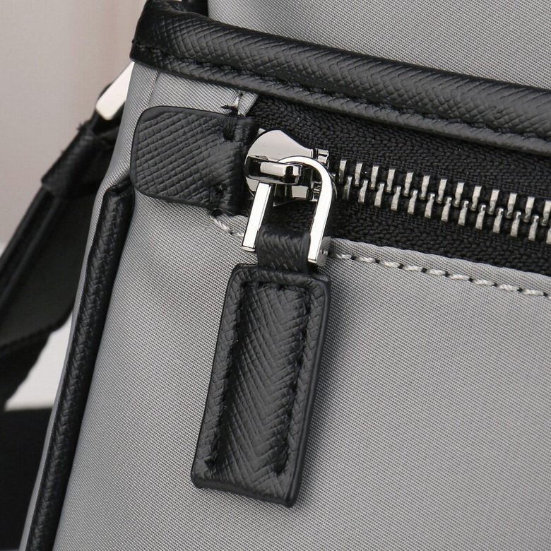 BOLSO MESSENGER PRADA - Imagen 4