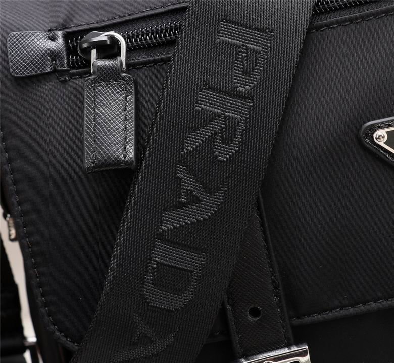 BOLSO MESSENGER PRADA - Imagen 4