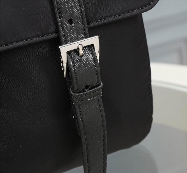 BOLSO MESSENGER PRADA - Imagen 10