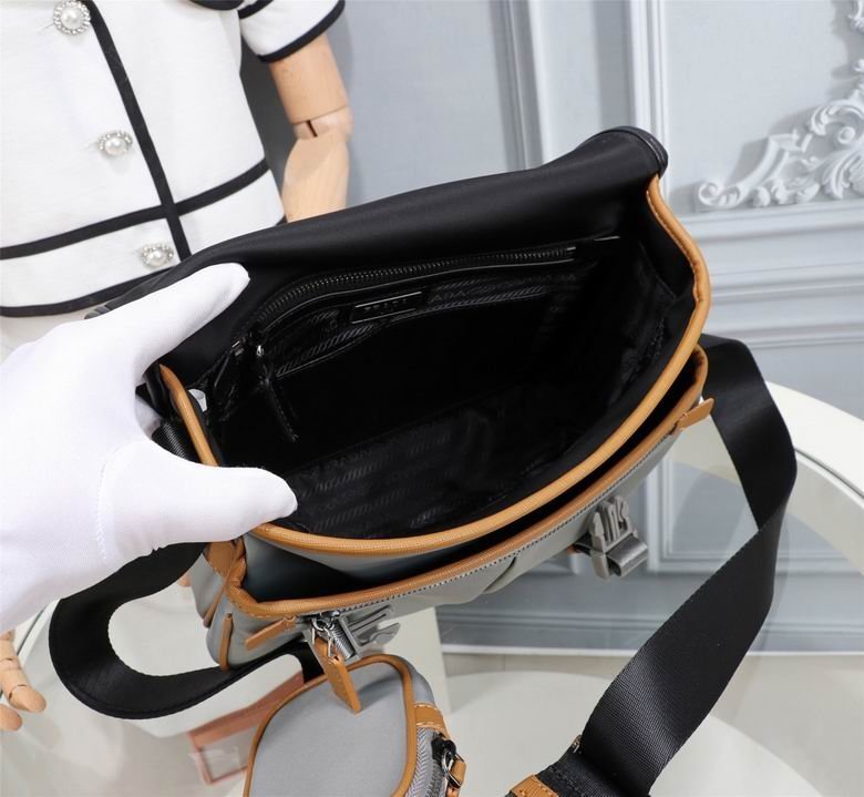 BOLSO MESSENGER PRADA - Imagen 6