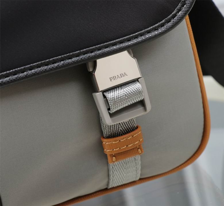 BOLSO MESSENGER PRADA - Imagen 5