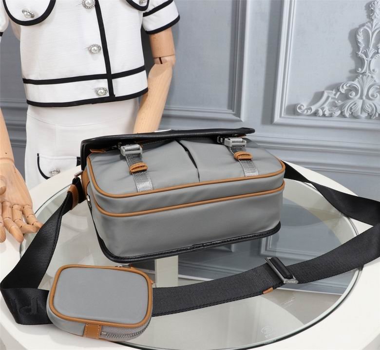 BOLSO MESSENGER PRADA - Imagen 4