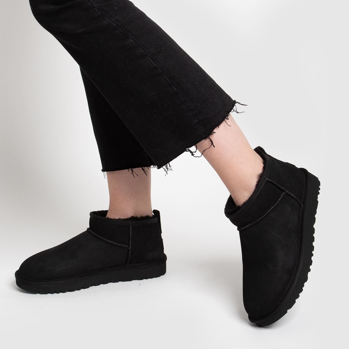 UGG CLASSIC ULTRA MINI - NEGRAS - Imagen 2