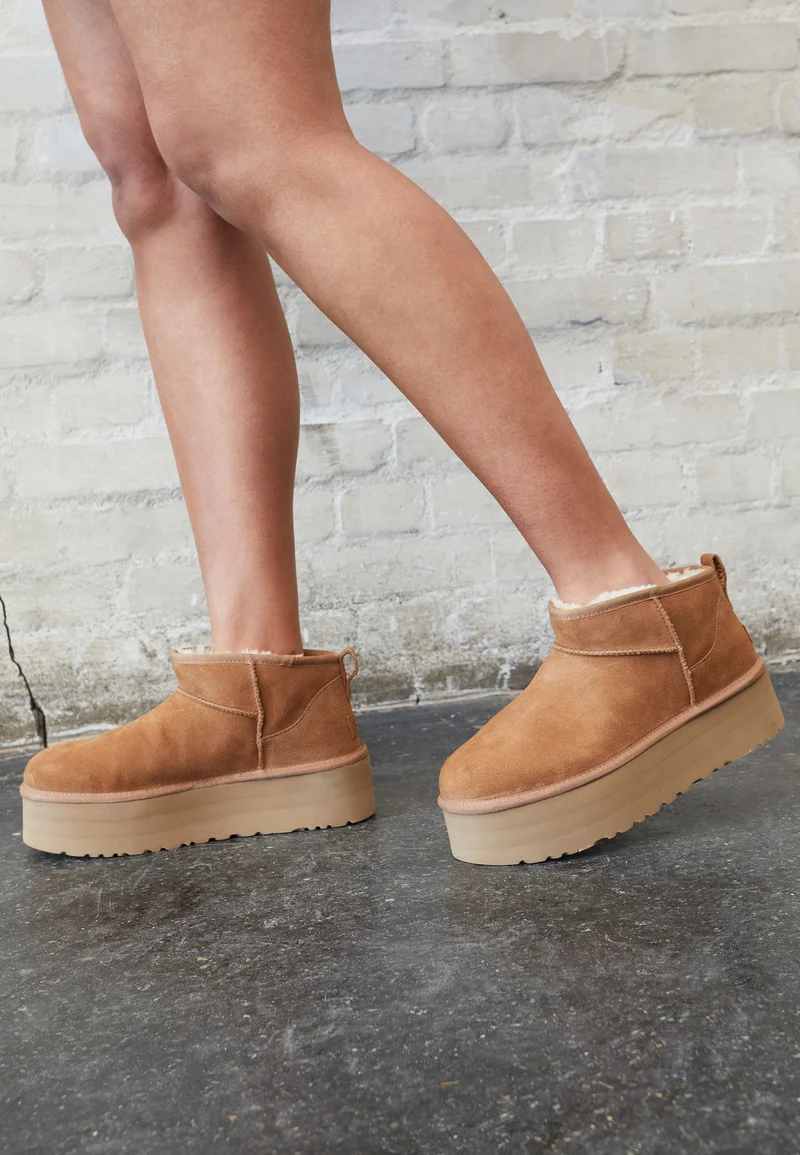 UGG CLASSIC ULTRA MINI DE PLATAFORMAS - MARRONES - Imagen 2